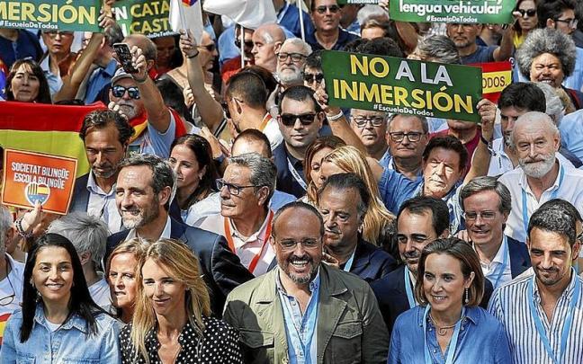 Inés Arrimadas, Cayetana Álvarez de Toledo y Cuca Gamarra, en primera línea de la manifestación. | FOTO: EFE Inés Arrimadas, Cayetana Álvarez de Toledo y Cuca Gamarra, en primera línea de la manifestación. | FOTO: EFE
