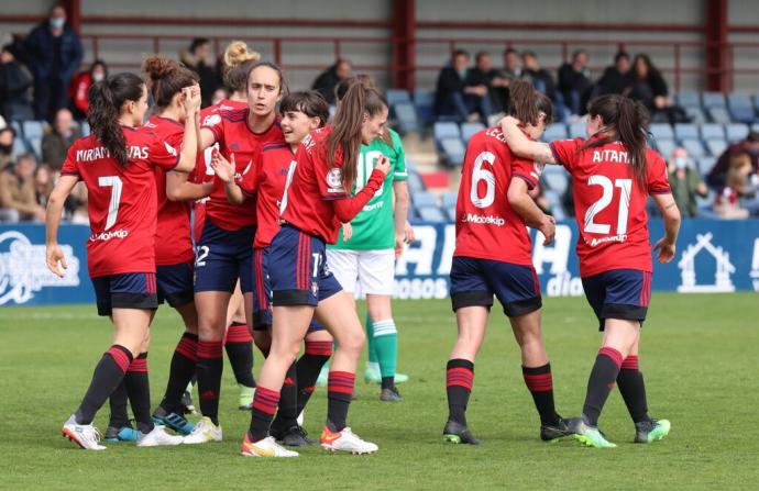 Las jugadoras de Osasuna celebran uno de los goles anotados ante el Pradejón.