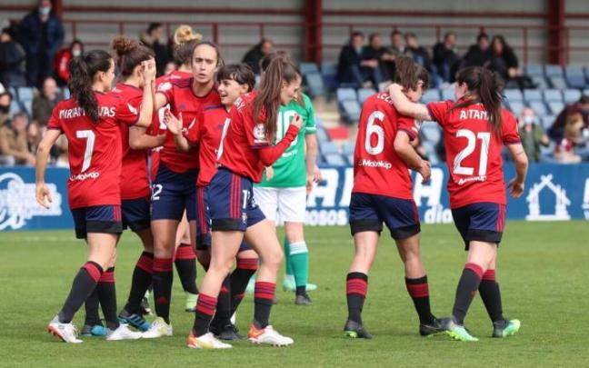 Las jugadoras de Osasuna celebran uno de los goles anotados ante el Pradejón.