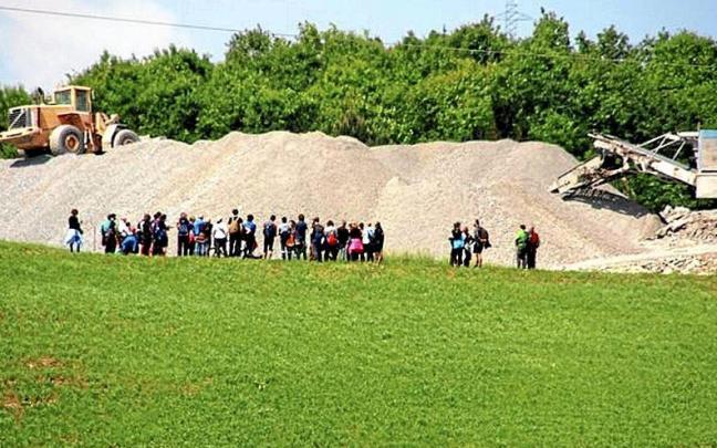Montaña de piedras depositadas en Belartza Alto en 2016. | FOTO: N.G.