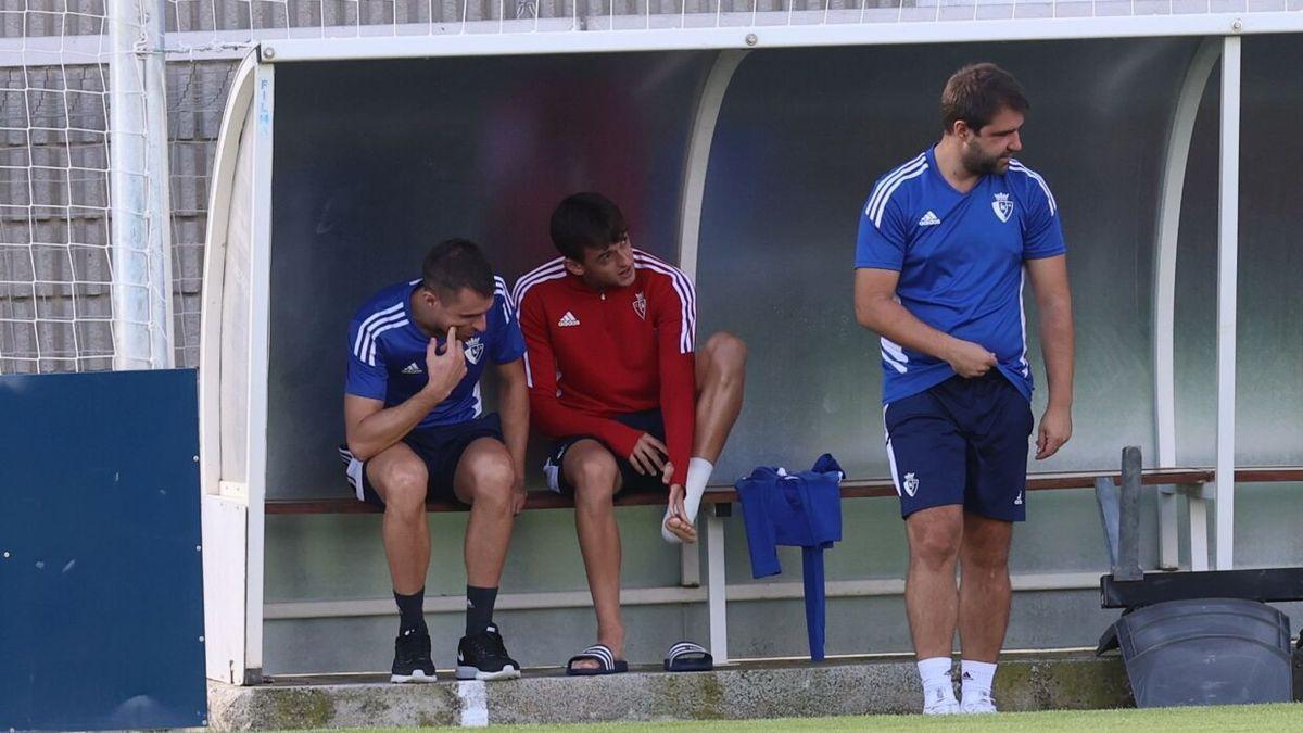 Aimar Oroz, con el tobillo izquierdo vendado, en el entrenamiento del viernes.