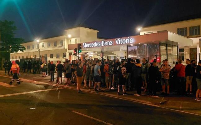 Trabajadores el miércoles frente a la factoría en Vitoria