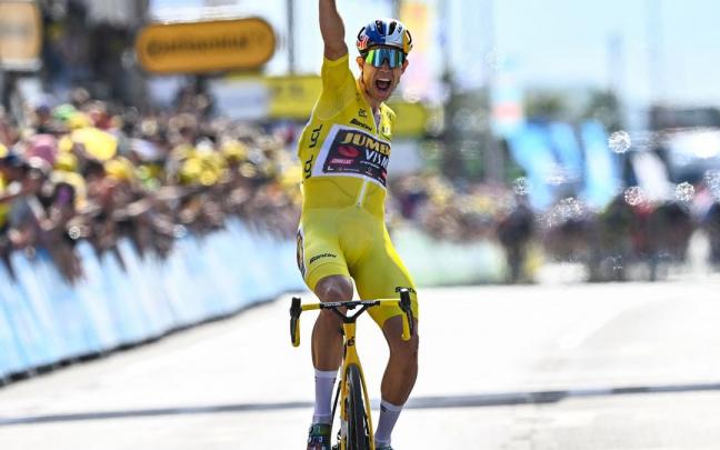Van Aert festeja la victoria en Calais.