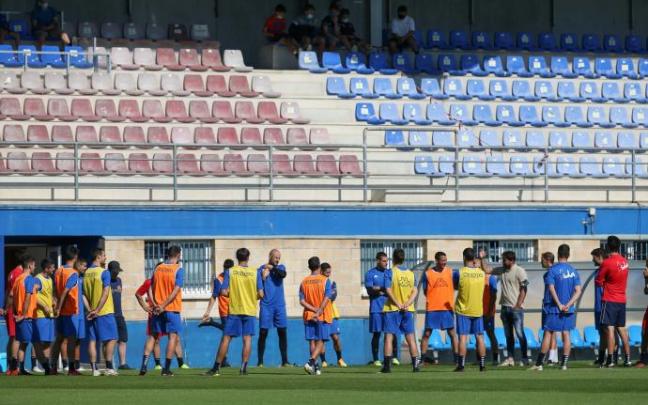 La primera plantilla del Amorebieta, al comienzo del entrenamiento del pasado viernes en Urritxe.