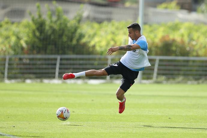 Berenguer, que la temporada pasada sumó 9 goles con el Athletic entre LaLiga y la Copa, golpea el balón de forma acrobática.