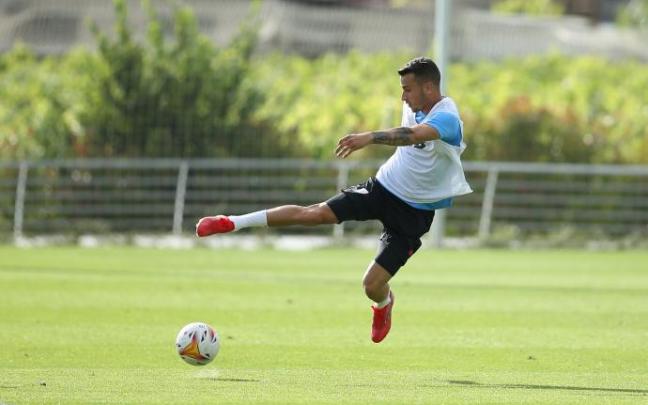 Berenguer, que la temporada pasada sumó 9 goles con el Athletic entre LaLiga y la Copa, golpea el balón de forma acrobática. Berenguer, que la temporada pasada sumó 9 goles con el Athletic entre LaLiga y la Copa, golpea el balón de forma acrobática.