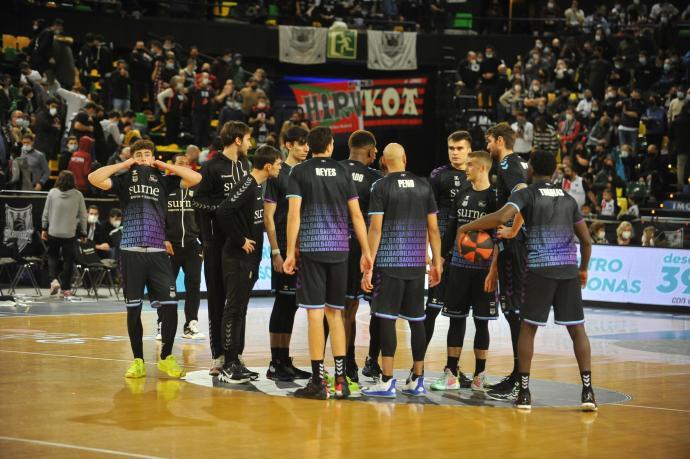 Los jugadores del Bilbao Basket, tras la suspensión del duelo ante el Breogán.