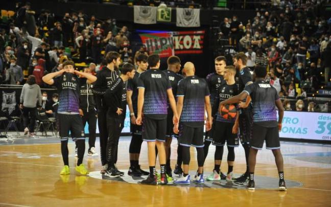 Los jugadores del Bilbao Basket, tras la suspensión del duelo ante el Breogán.