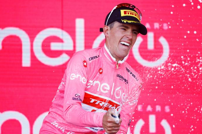 Juanpe López festeja el liderato en el Giro.