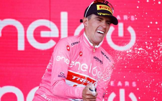 Juanpe López festeja el liderato en el Giro. Juanpe López festeja el liderato en el Giro.