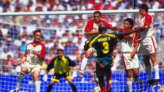 Lacruz, a la izquierda, con Aranzubia al fondo en la portería, en la final ante Camerún.