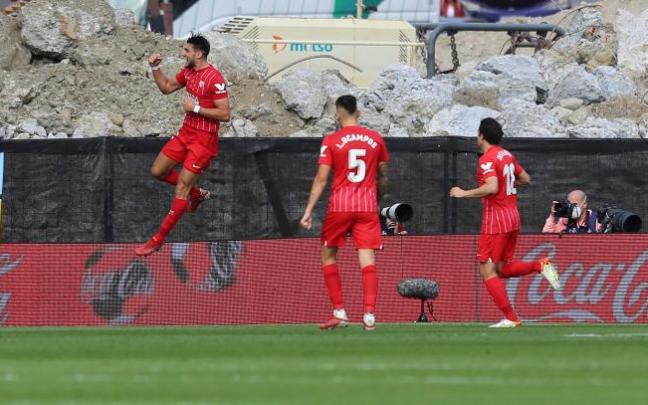 Rafa Mir celebra el gol que le hizo al Celta en la última visita del Sevilla a Balaídos.