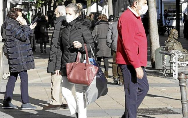Varias personas caminan por el centro de Gasteiz protegidas con mascarillas. Foto: Pilar Barco