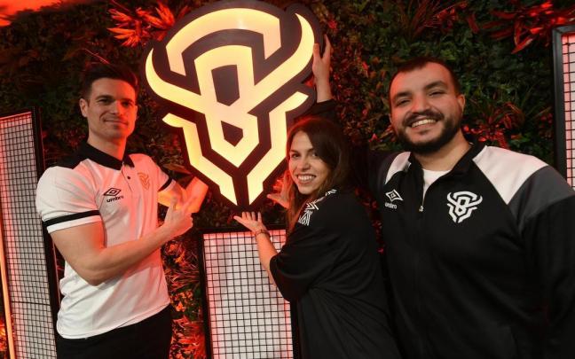 Aritz González, Pablo ‘Marhoder’ Menéndez y Ane Miren Castillo posan en la presentación del proyecto de los Bisons para el curso entrante. Aritz González, Pablo ‘Marhoder’ Menéndez y Ane Miren Castillo posan en la presentación del proyecto de los Bisons para el curso entrante.