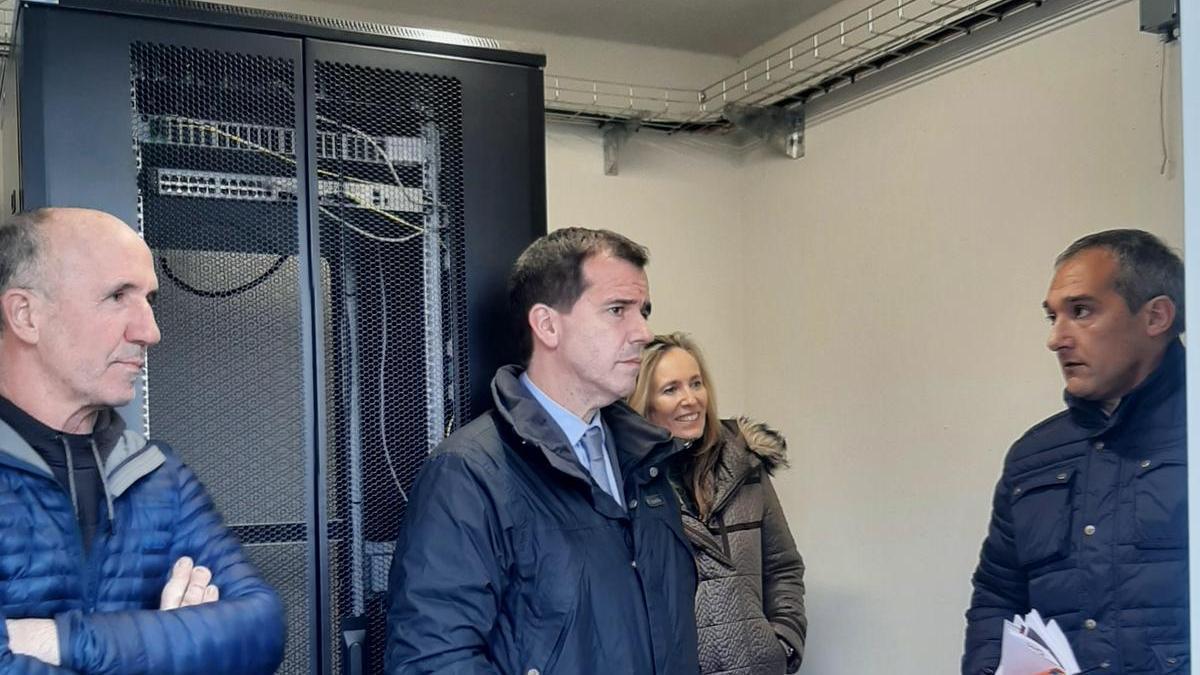 El consejero Irujo, junto a la directora Izaskun Goñi, Jesús Izal de NASERTIC y un representante de la zona, en la visita de la caseta de instalación de fibra óptica en el polígono de Iciz