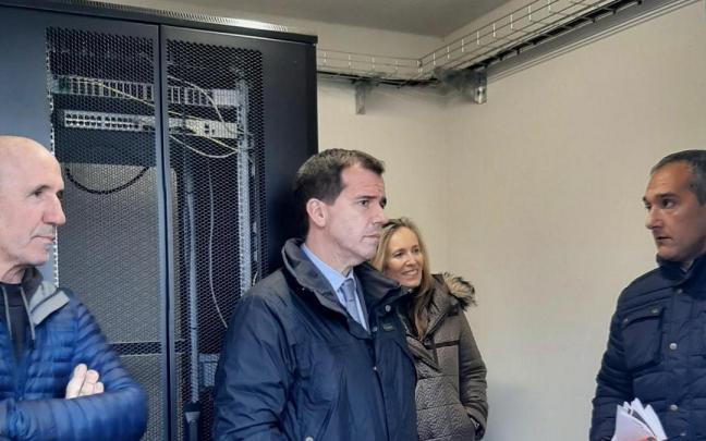 El consejero Irujo, junto a la directora Izaskun Goñi, Jesús Izal de NASERTIC y un representante de la zona, en la visita de la caseta de instalación de fibra óptica en el polígono de Iciz