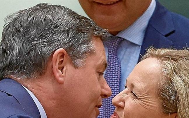 Calvi&ntilde;o y el ministro franc&eacute;s de Finanzas, ayer, en Bruselas. | FOTO: EFE