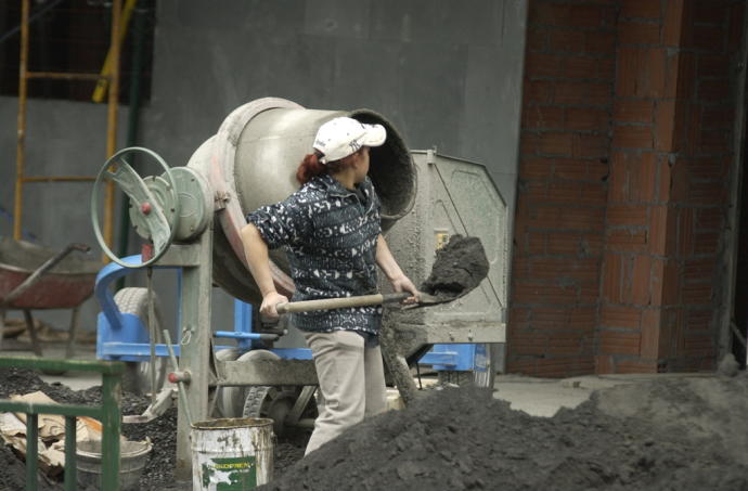 Una mujer trabaja en una obra