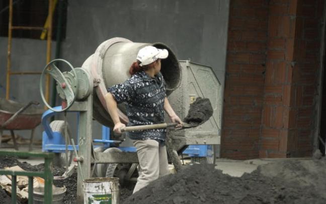 Una mujer trabaja en una obra Una mujer trabaja en una obra