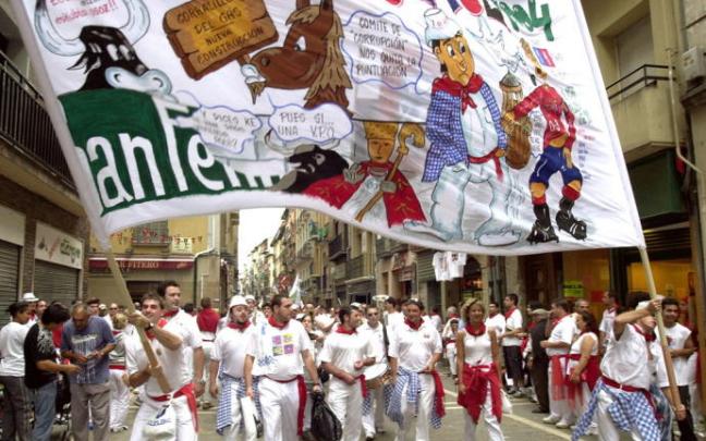 La peñas se dirigen a la Plaza de Toros de la ciudad, por la calle Estafeta.