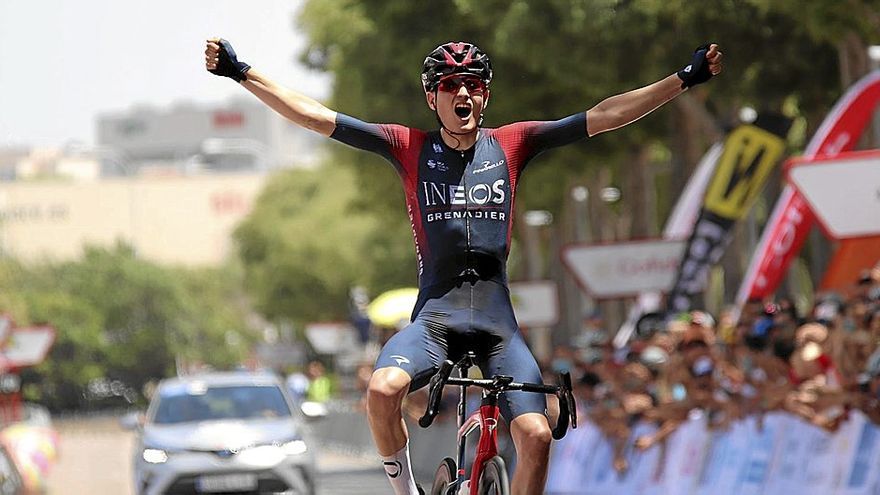 Carlos Rodr&iacute;guez festeja la victoria en el campeonato de Espa&ntilde;a de ruta disputado en Mallorca. | FOTO: RFEC