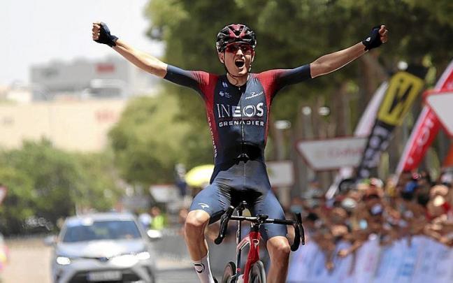 Carlos Rodr&iacute;guez festeja la victoria en el campeonato de Espa&ntilde;a de ruta disputado en Mallorca. | FOTO: RFEC