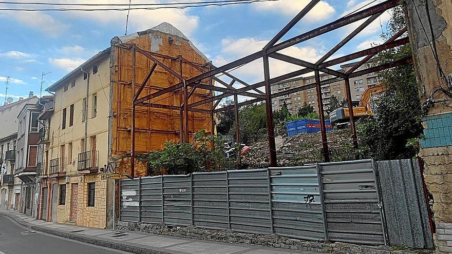 Las máquinas ya trabajan en Isamega, lo que afectará al tráfico en la Avenida de La Estación. | FOTO: E. Z.