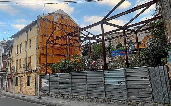 Las m&aacute;quinas ya trabajan en Isamega, lo que afectar&aacute; al tr&aacute;fico en la Avenida de La Estaci&oacute;n. | FOTO: E. Z.