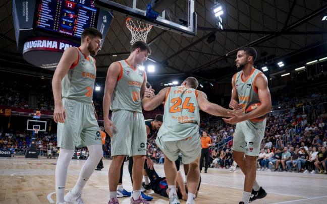 Kotsar y Thompson ayudan a Costello a levantarse durante la derrota sufrida por el Baskonia ante el Barça Kotsar y Thompson ayudan a Costello a levantarse durante la derrota sufrida por el Baskonia ante el Barça