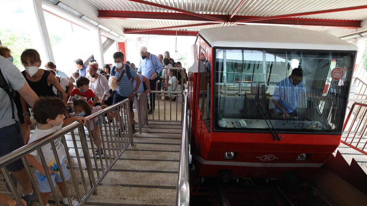 El funicular de Artxanda se ha consolidado como transporte para motivos de ocio y turísticos.