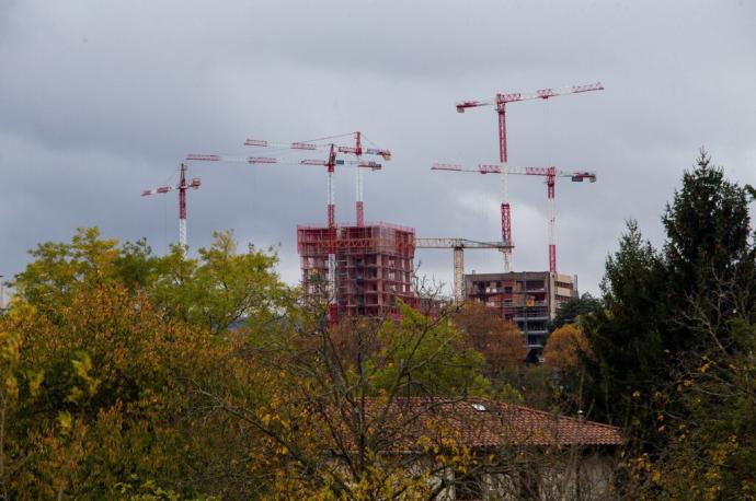 Torres de viviendas en construcción en el solar de los Salesianos de Pamplona