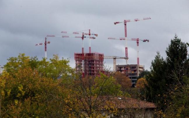 Torres de viviendas en construcción en el solar de los Salesianos de Pamplona