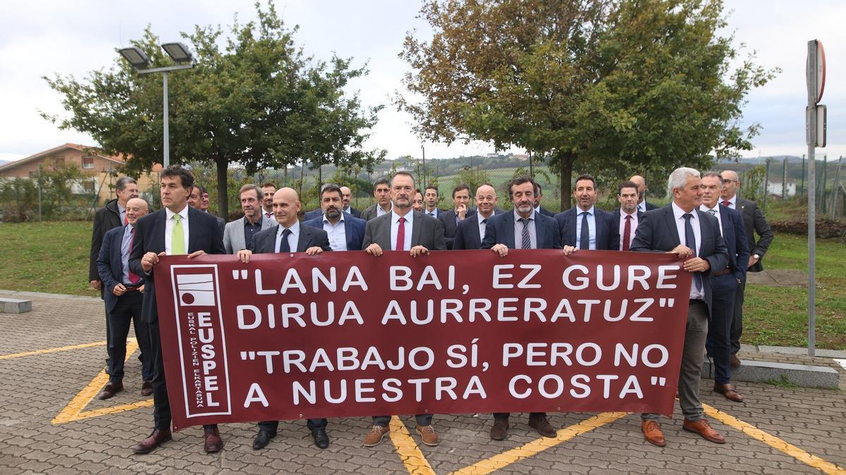 Protesta de escoltas ayer en la entrada de la sede central de la Ertzaintza en Erandio.