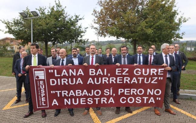 Protesta de escoltas ayer en la entrada de la sede central de la Ertzaintza en Erandio.