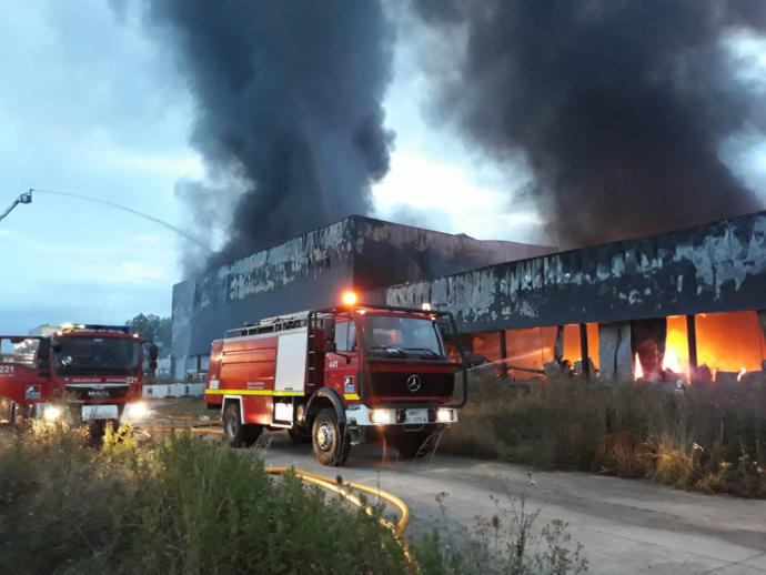 Las llamas arrasaron el pabellón de Aldanondo en Agurain.