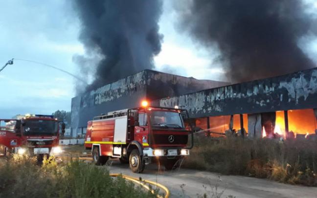 Las llamas arrasaron el pabellón de Aldanondo en Agurain.