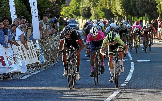 Isaac Gracia, a la izquierda, se adelanta al resto en un disputado esprint.