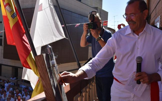 Ángel Sanjurjo prende la mecha del chupinazo en Cárcar. Ángel Sanjurjo prende la mecha del chupinazo en Cárcar.