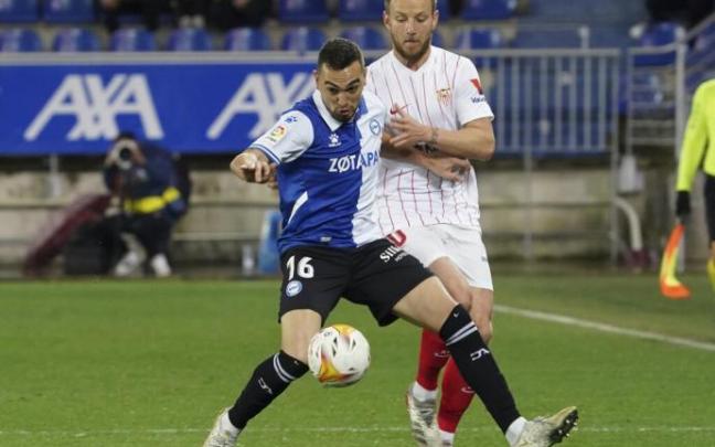 Escalante defiende un balón durante el último choque liguero entre el Alavés y el Sevilla.