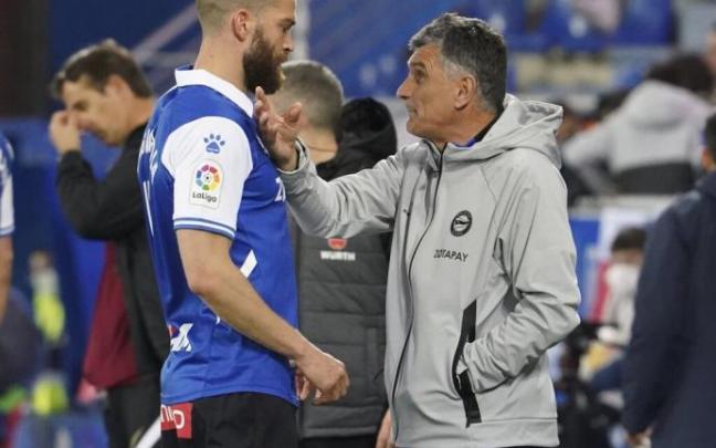 Laguardia y Mendilibar, durante el último partido entre el Alavés y el Sevilla en Mendizorroza.