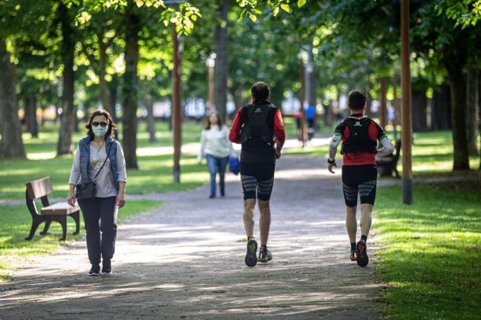 Gente haciendo deporte en Vitoria.