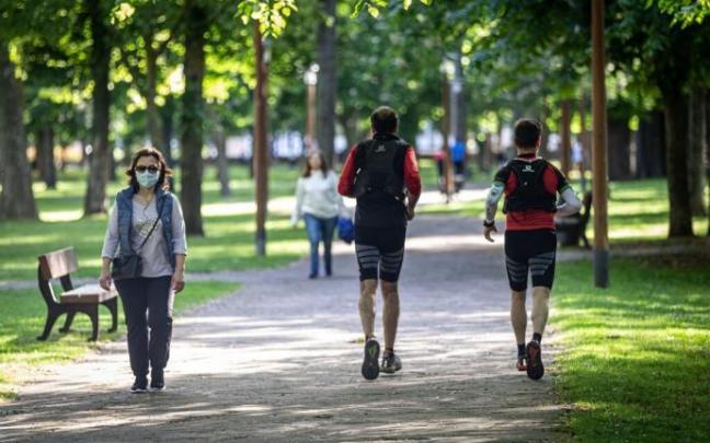Gente haciendo deporte en Vitoria. Gente haciendo deporte en Vitoria.