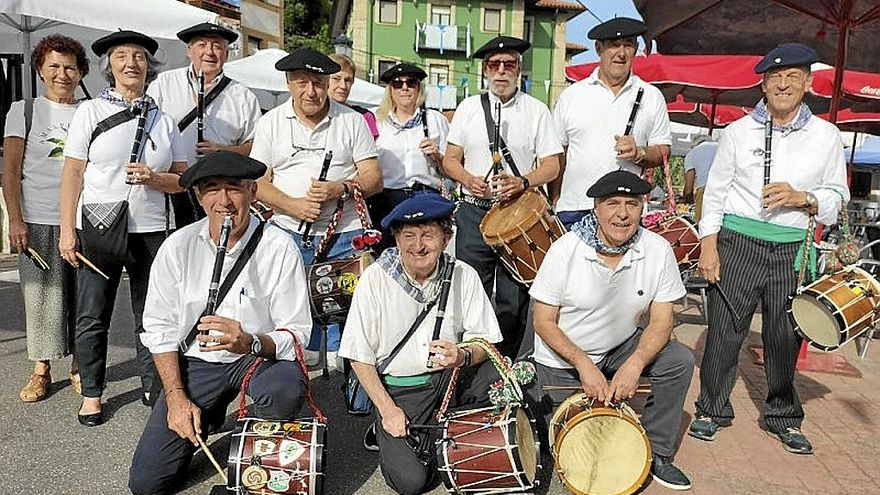 Los ‘txistularis sin fronteras’ animaron la mañana pobeñesa.