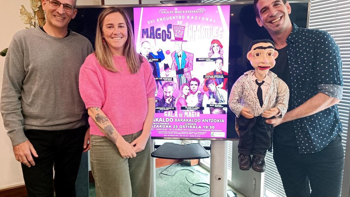 Nerea Cantero con dos de los magos que actuarán en la gala de magia infantil.