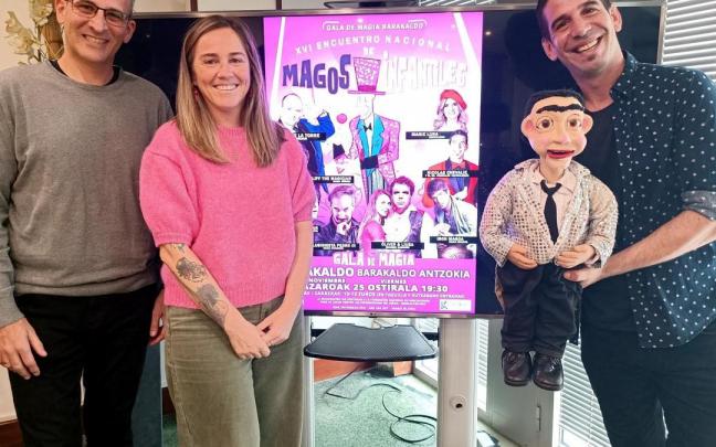 Nerea Cantero con dos de los magos que actuar&aacute;n en la gala de magia infantil.