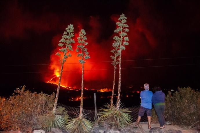 Unos vecinos observan la erupción del volcán Cumbre Vieja desde Los Llanos de Aridane.