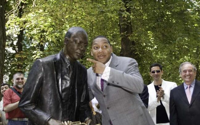 Marsalis y su escultura en el Paseo de la Florida