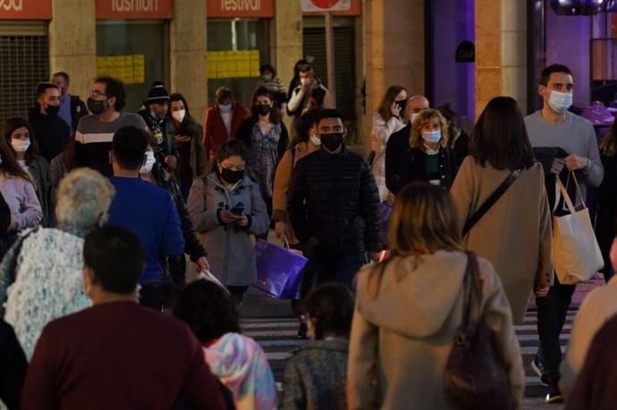 Gente con mascarilla por la calle.