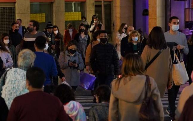 Gente con mascarilla por la calle.