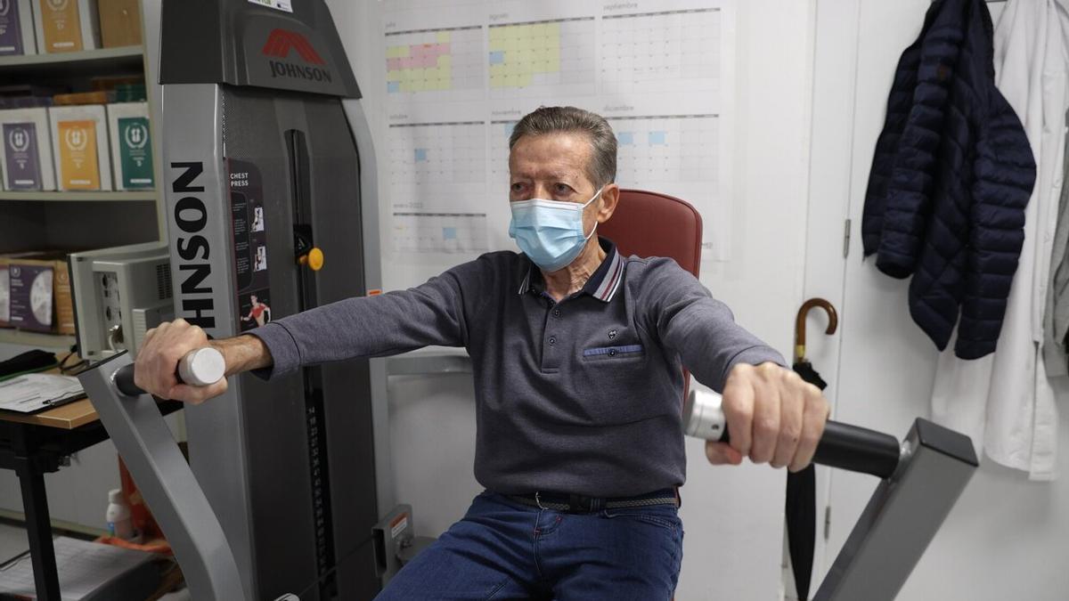 Patxi Ciaurriz hace ejercicio de pectoral en el laboratorio de investigación de Geriatría.